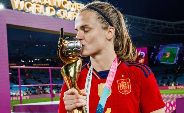 Irene Paredes besando la Copa del Mundo. INSTAGRAM: IRENE PAREDES