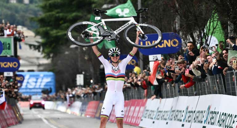 Tadej Pogacar, tras ganar el Giro de Lombardía.