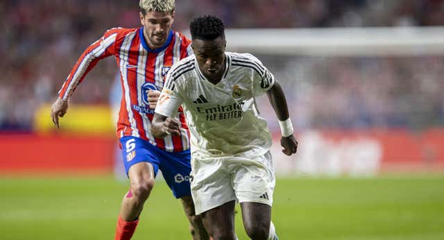 Los insultos racistas a Vinicius tienen un coste: cuatro detenidos por una campaña en redes contra el futbolista del Real Madrid