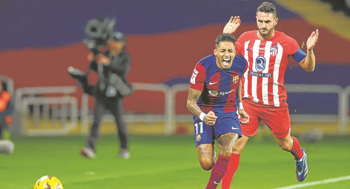 Raphinha y Koke Pugnan por un balón en el último Barcelona-Atlético de Madrid.