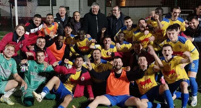 Cinco euros de multa a un pastor que usó chanclas de espinilleras explica la magia de la Copa: “Para darle de comer aparte”