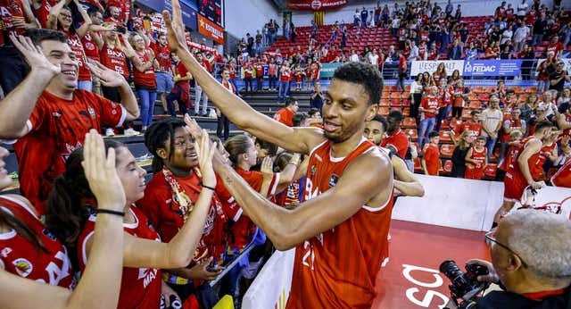 El mito de Derrick Alston en Manresa se repite con su hijo 26 años después: «No quiero construir a partir de su legado, quiero crear uno mío»