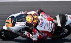 El japonés Furusato vuela por encima de Ortolá en los entrenamientos de Moto 3 en Tailandia