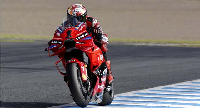 Pecco Bagnaia insinúa que Jorge Martín debería haber recibido una sanción: «Ha tocado cuatro veces el verde»