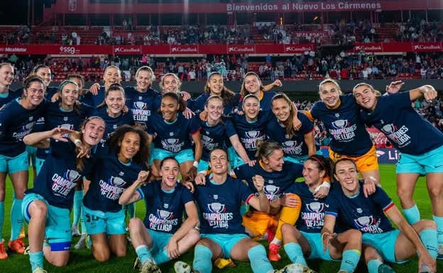 Las jugadoras del Barça celebrando el título de liga en Los Cármenes.  FC BARCELONA FEMENINO