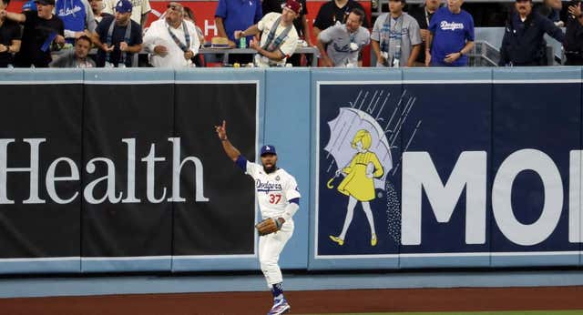 Surrealismo en la MLB: un aficionado interfiere en una jugada decisiva