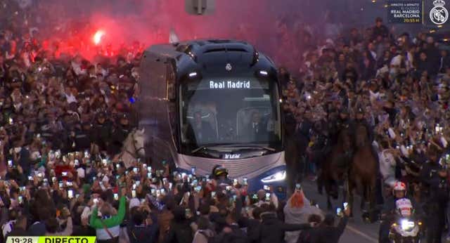 Locura en el Bernabéu: el Real Madrid fue recibido con una ‘busiana’ a la antigua que no se desmadró por los caballos policiales