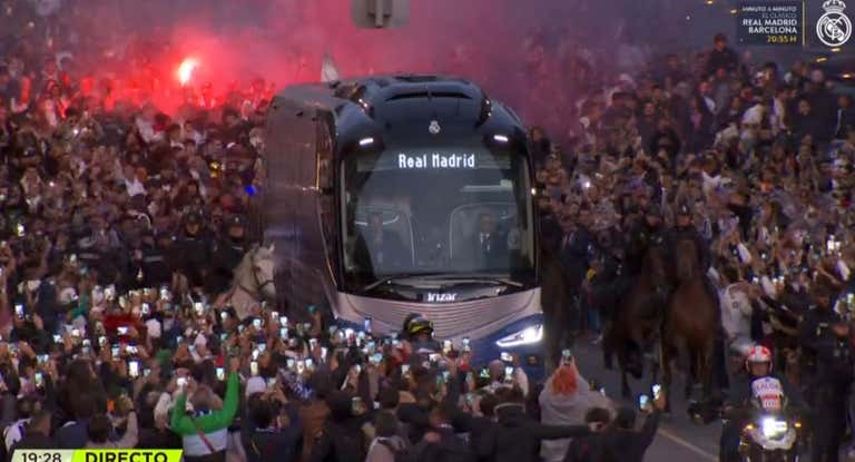 EL autobús del Real Madrid llegando al Santiago Bernabéu antes del Clásico.