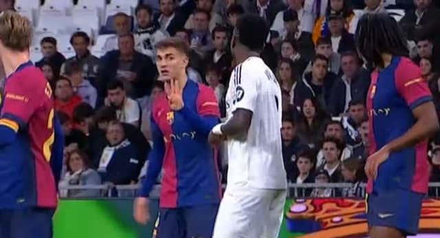Los gestos del desastre del Real Madrid: los cuatro dedos de Gavi a Vinicius y un Ancelotti enfadado con el asistente de Flick