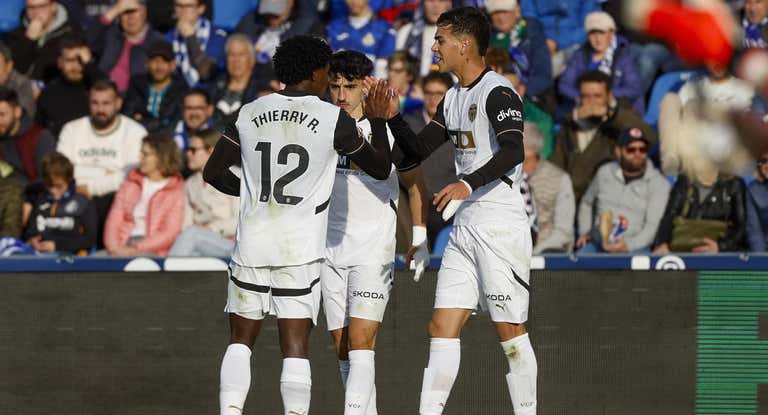Barrenechea celebra el gol con sus compañeros.