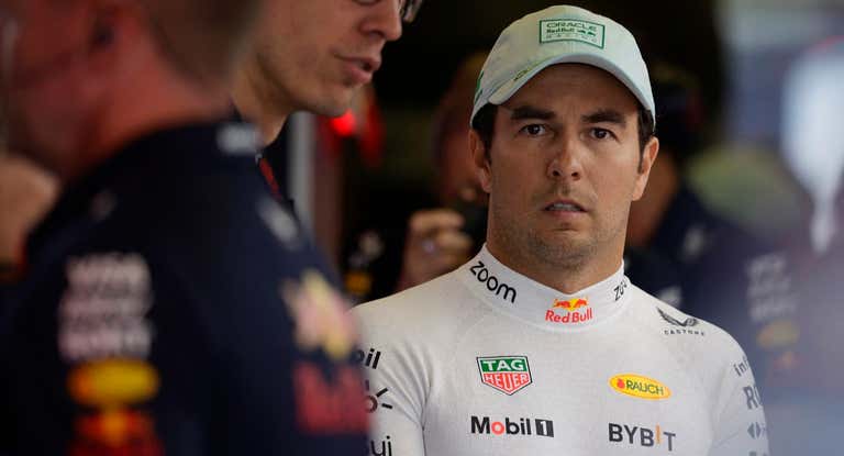 Checo Pérez, con cara de circunstancias en México.