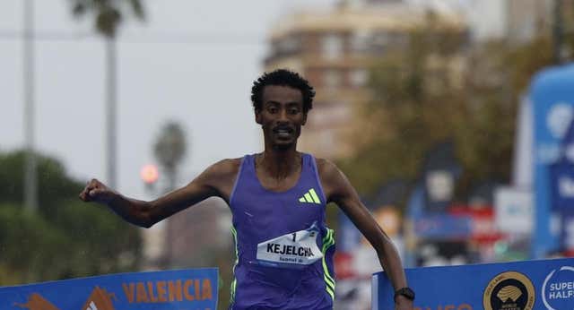 Yomil Kejelcha baja un segundo el récord del mundo de media maratón bajo la lluvia de Valencia