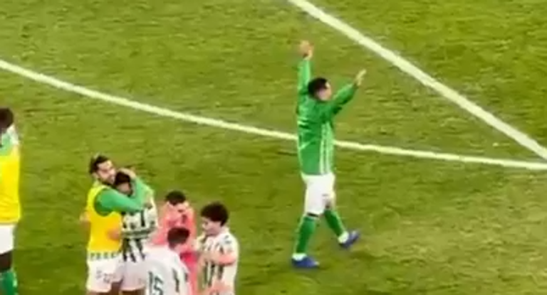 Un Chimy eufórico lidera la celebración del Betis tras ganar al Atleti.