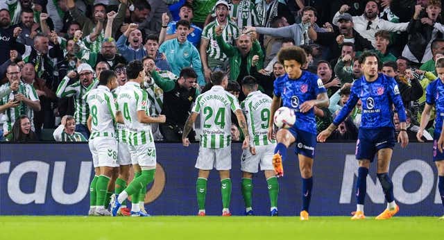 El Betis derriba el muro de Simeone y agranda la herida del Atlético