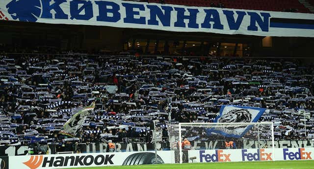 Dos grupos de ultras convierten el derbi de Dinamarca en una batalla campal de fuegos artificiales… dentro del estadio
