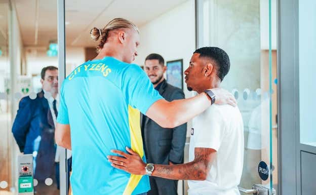 Haaland le da la bienvenida a Savinho. @ManCity