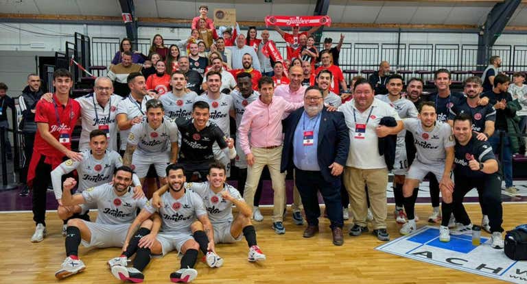 La expedición del club melonero celebra la clasificación para la Ronda Élite con aficionados cartageneros desplazados a Bruselas.
