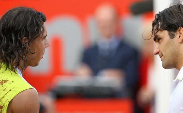 Nadal y Federer se saludan en 2006. AFP