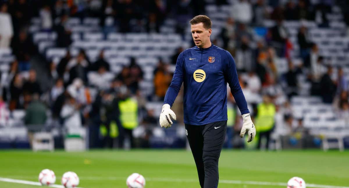 Szczesny fumó una especie de cigarrillo electrónico en el vestuario del Bernabéu celebrado la victoria culé.