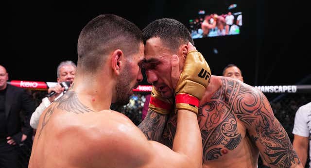 Lo de Ilia Topuria con Holloway estaba planificado: el engaño del primer asalto y las patadas del segundo para noquear en el tercero