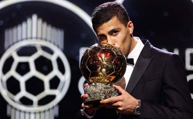 Rodri posa junto al Balón de Oro. AFP