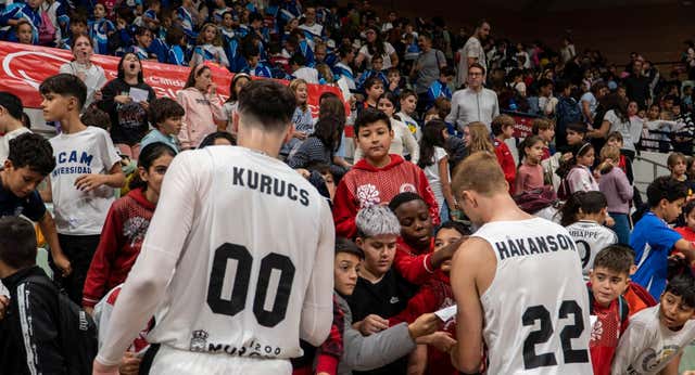 ‘El partido del recreo’ de UCAM Murcia, una fórmula de éxito para acercar el baloncesto a los más pequeños