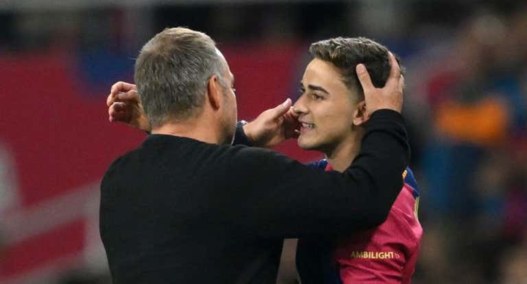 Hansi Flick abraza a Gavi después de un partido tras su regreso a los terrenos de juego.