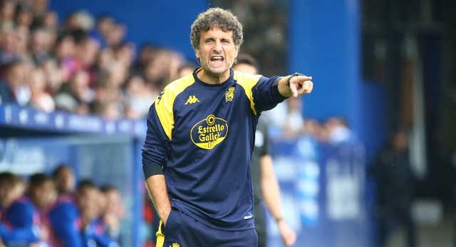 La veloz caída de Idiakez, el entrenador del ascenso a Segunda del Deportivo que abandona Coruña con una bolsa de basura