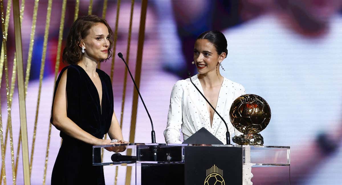 Natalie Portman y Aitana Bonmatí durante el Balón de Oro.