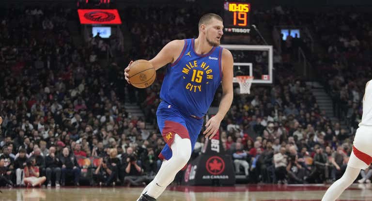 Nikola Jokic sube el balón durante el partido ante los Raptors.