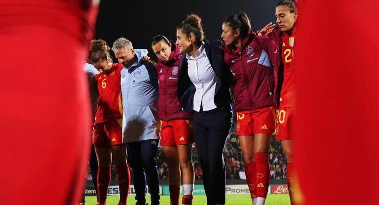 Montse Tomé charla con sus jugadoras tras el empate de España ante Italia en el segundo amistoso tras los JJ. OO.