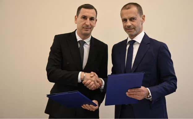 El presidente FIFPRO Europa, David Terrier, con el de UEFA, Aleksander Ceferin. UEFA