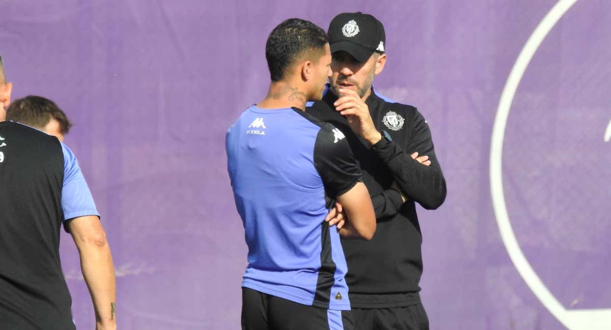 Pezzolano hablando con Marcos André en un entrenamiento.