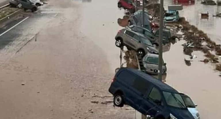 La pista de Silla, inundada y con decenas de coches destrozados.