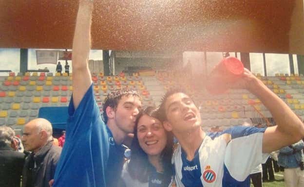 Amanda y dos jugadores celebran una victoria.