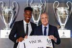 De los dos ases en la manga de Vinicius para renovar con el Real Madrid, uno se ha caído, pero el más fuerte sigue sobre la mesa