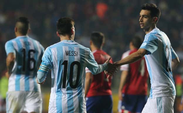Pastore y Messi, en un partido con Argentina.  EFE