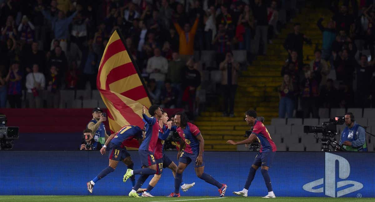 Los jugadores del FC Barcelona celebran un gol con la grada de fondo.