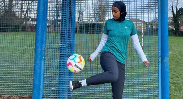 Un pantalón de chándal y una estricta normativa ponen en jaque el fútbol inglés