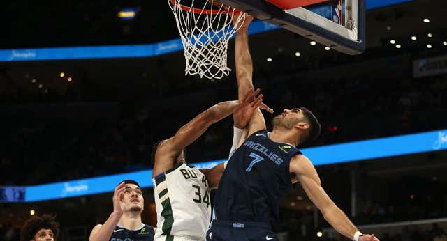 Santi Aldama roza el doble-doble (19+9) para ahondar en la crisis de Antetokounmpo y unos Bucks sin ideas