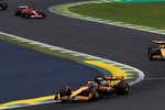 Oscar Piastri regala la victoria a Lando Norris; Carlos Sainz termina quinto y Fernando Alonso no comparece