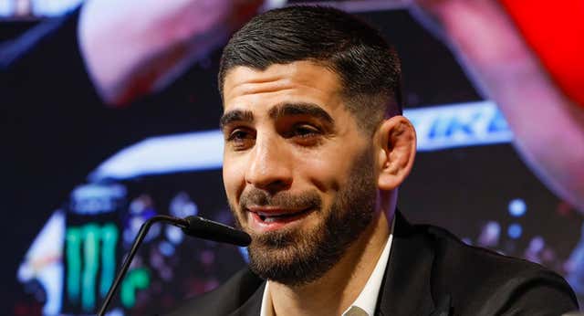 Topuria se la devuelve a Cristiano Ronaldo: “No esperaba que alguien como tú fuese incapaz de distinguir entre confianza y arrogancia”