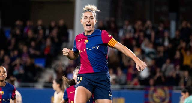 Alexia Putellas se sienta en la mesa de los mejores para redondear una fiesta de oro en el Barça