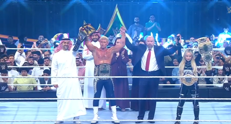 Cody Rhodes y Liv Morgan festeja su victoria en WWE Crown Jewel.