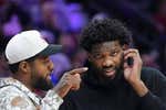 Joel Embiid, acusado de empujar y enfrentarse a un periodista en el vestuario de los Sixers