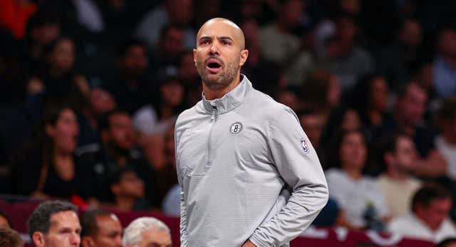 Jordi Fernández dispara la ilusión en Brooklyn con su juego y su discurso: “Ves la adversidad, te unes y luego respondes”