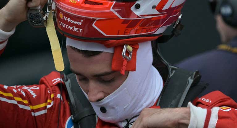 Charles Leclerc se quita el casco tras el primer entrenamiento en Brasil.