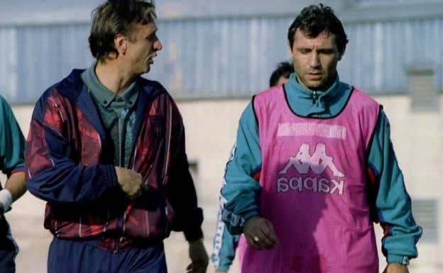 Johan Cruyff habla con Hristo Stoichkov. ABC