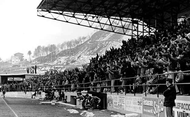 Tribuna del estadio Hipòlit Planàs del Vic durante un derbi.  UE VIC