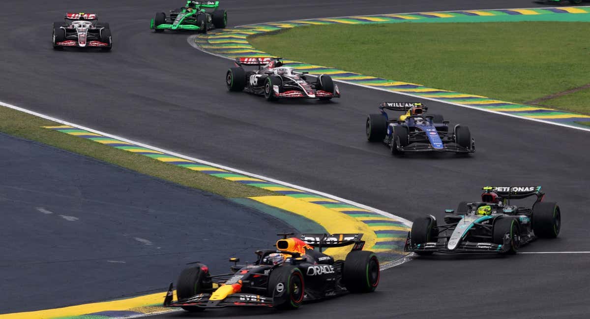 Verstappen, liderando en Brasil./REUTERS